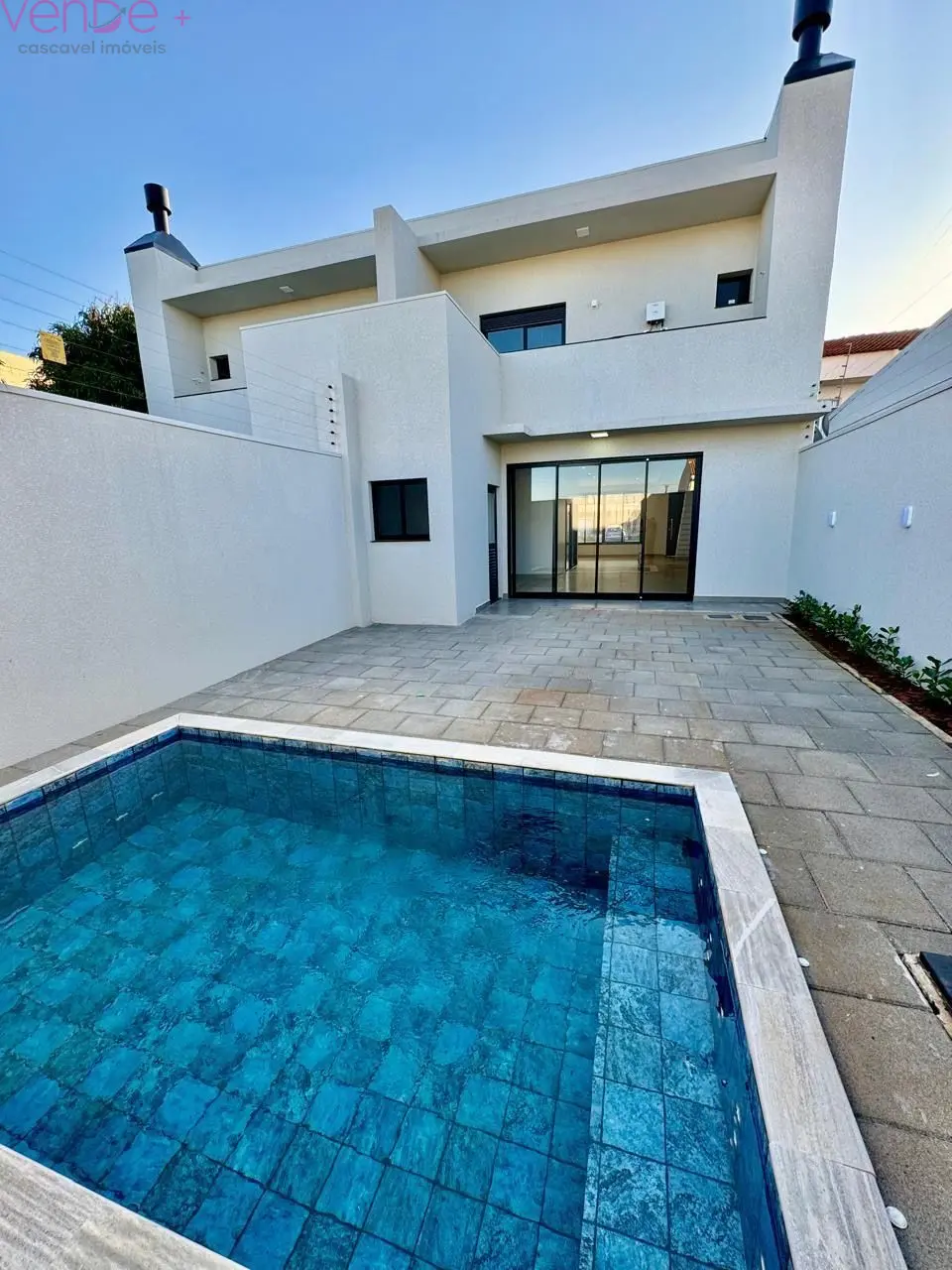 Sobrado de Alto Padrão com Piscina e 3 Suítes no Bairro Maria Luiza - foto 5