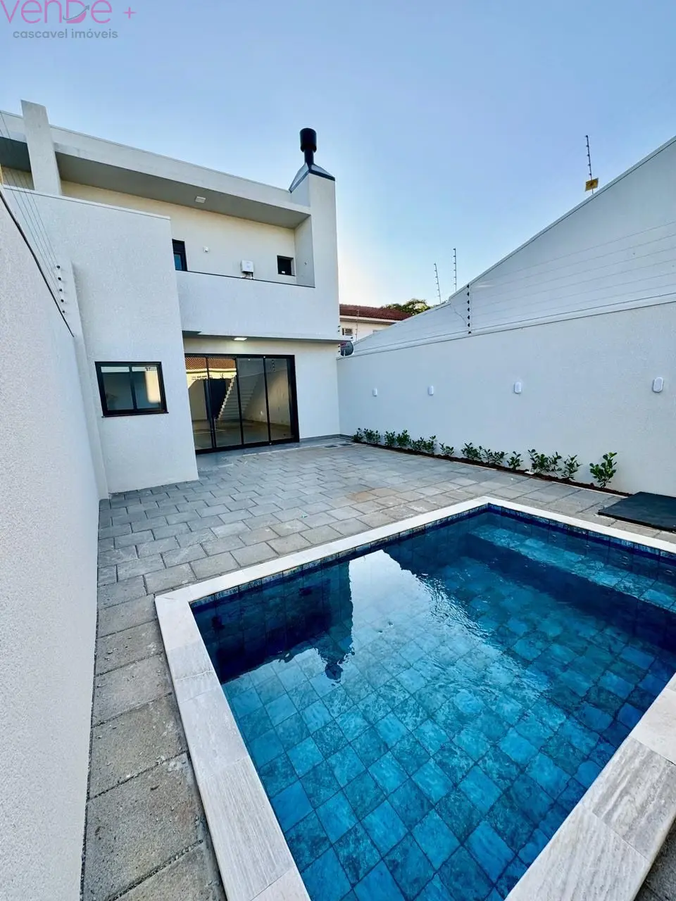 Sobrado de Alto Padrão com Piscina e 3 Suítes no Bairro Maria Luiza - foto 4